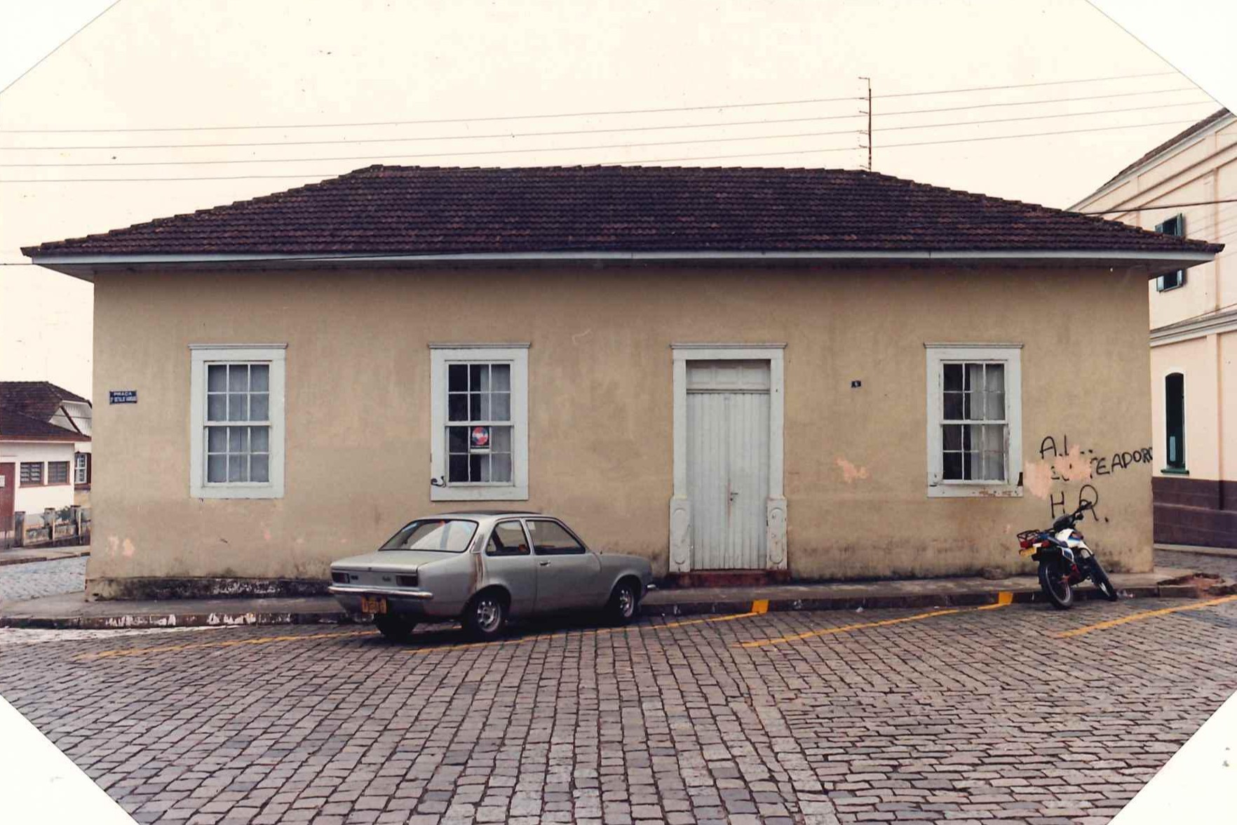 78-II Casa Situada à Praça Getúlio Vargas, 6 - Castro