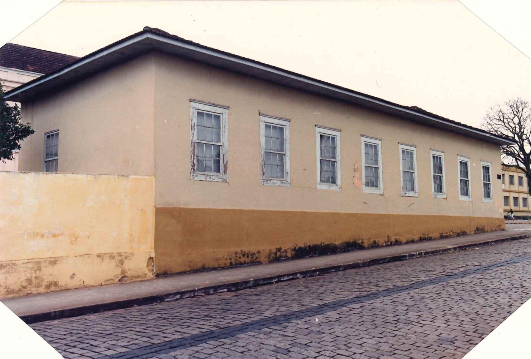 78-II Casa Situada à Praça Getúlio Vargas, 6 - Castro