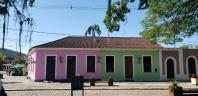 casas em frente a Praca Silveira Neto