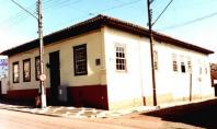 Casa situada à à rua Jorge Xavier da Silva esquina com a Benjamin Constant. em Castro