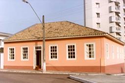 Casa situada na Praça Getúlio Vargas, 10 - Castro