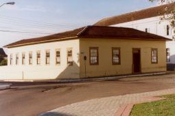 Casa situada na Praça Getúlio Vargas, 6 - Castro
