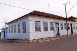 Casa situada na Praça Manoel Ribas, 120 - Castro