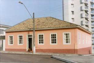 77-II: Casa situada à Praça Getúlio Vargas, 10, em Castro 