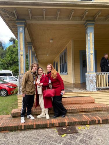 Fotografia com a equipe de História e a Visitante
