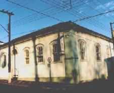 Casa situada à Praça Manoel Ribas 152 - Castro