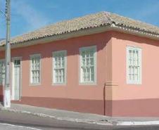 Casa situada à Praça Getúlio Vargas 10 - Castro