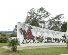 Poty Lazzarotto - Painel Monumento ao Tropeiro - Lapa