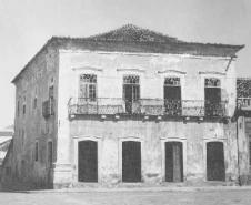 Casa sita à Praça Monsenhor Celso, 106 - Paranaguá