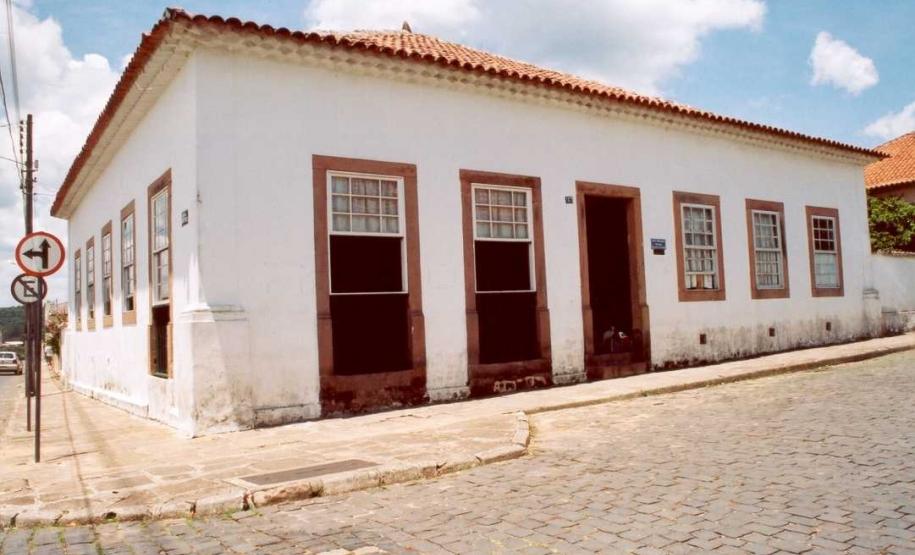 Imóvel sito à Rua Barão do Rio Branco esquina com Rua Barão dos Campos Gerais - Lapa
