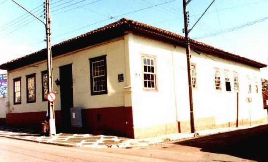 Casa situada à Rua Doutor Jorge Xavier da Silva, esquina com Benjamin Constant - Castro