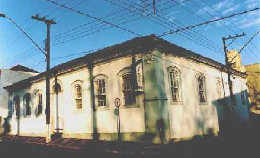 Casa situada à Praça Manoel Ribas 152 - Castro