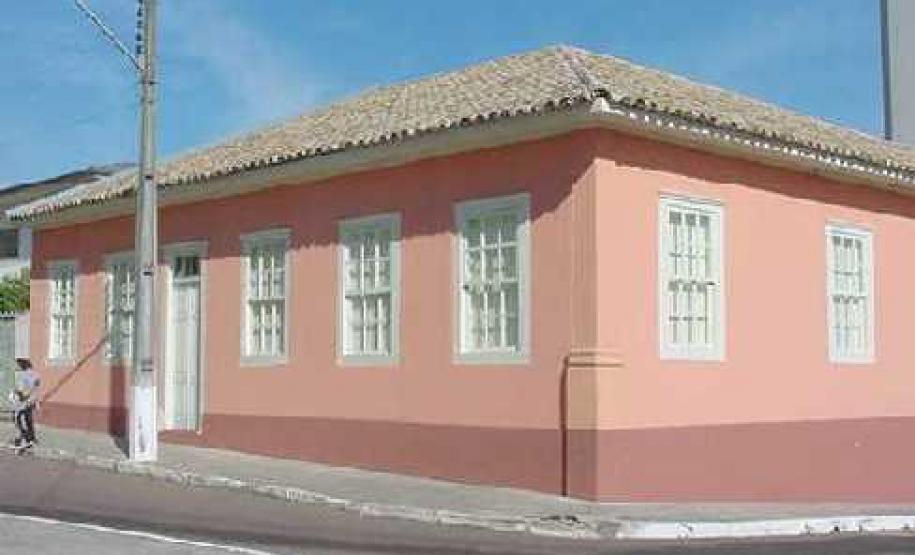 Casa situada à Praça Getúlio Vargas 10 - Castro