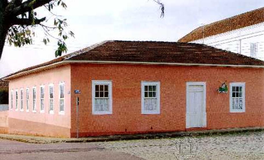 Casa situada à Praça Getúlio Vargas 6 - Castro