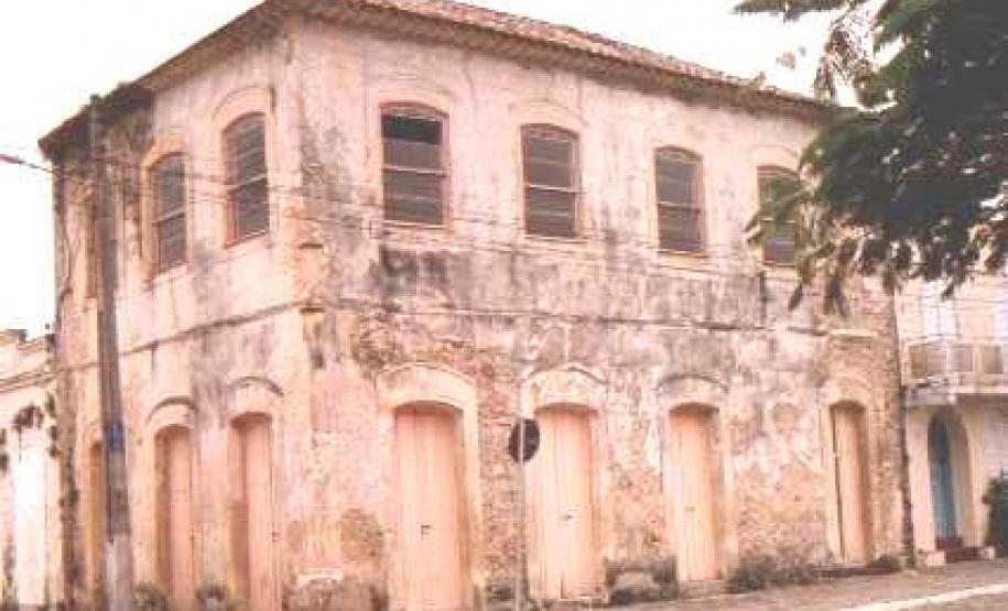 Prédio na Avenida Coronel Afonso Botelho esquina com a Rua Professor Gratulino de Freitas - Guaratuba