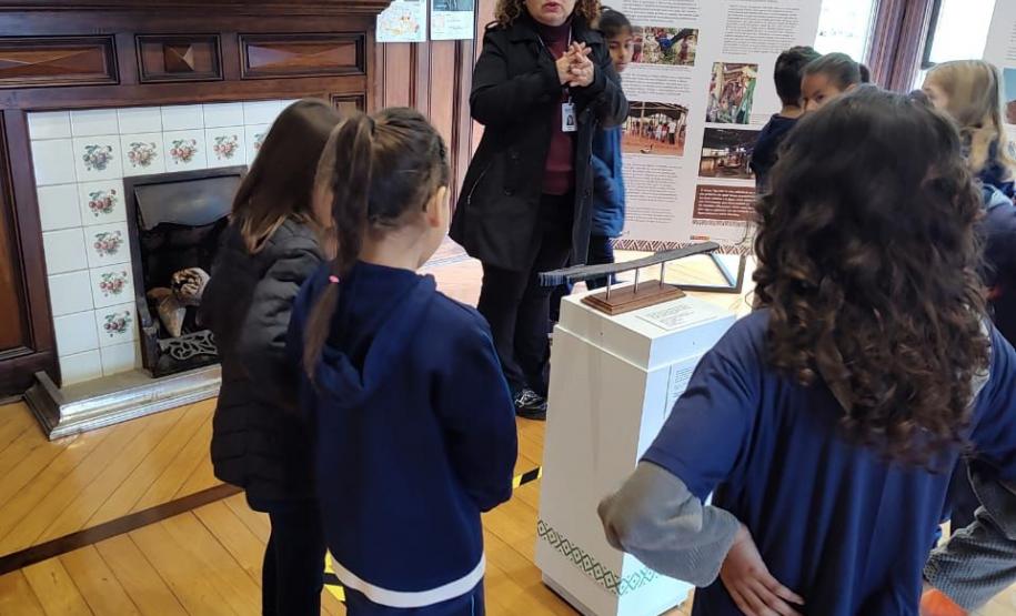Foto da visita mediada à exposição Ygá-Mirî