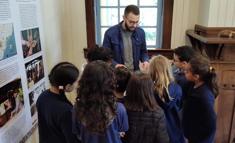 Foto da explicação sobre as cerâmicas tupi-guarani