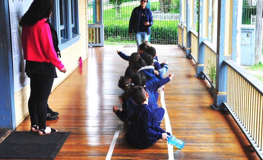 Foto dos alunos na varanda da Casa Gomm