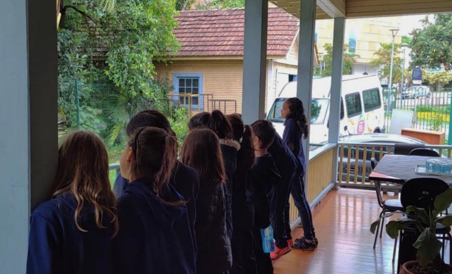 Foto dos alunos na varanda da Casa Gomm