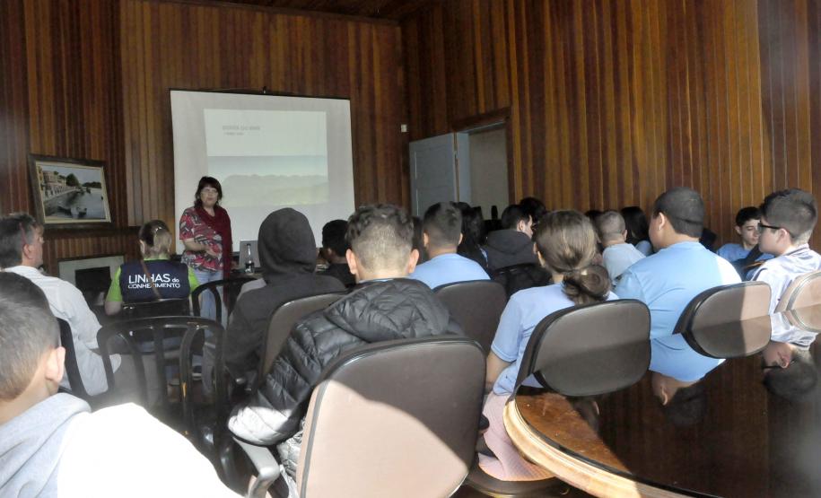 Exposição da historiadora da CPC, Cristina Klüppel, aos alunos e alunas da Escola Municipal Papa João XXIII