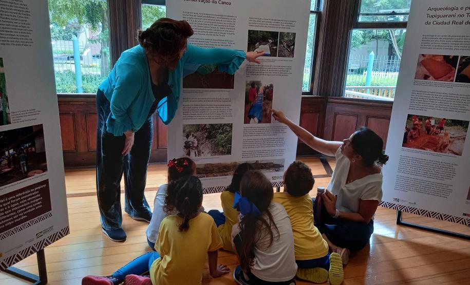 Explicação das escavações arqueológicas em territórios indígenas