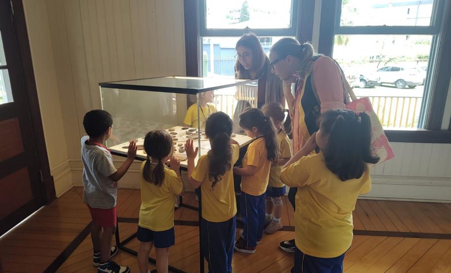 Exposição de cerâmicas guarani.