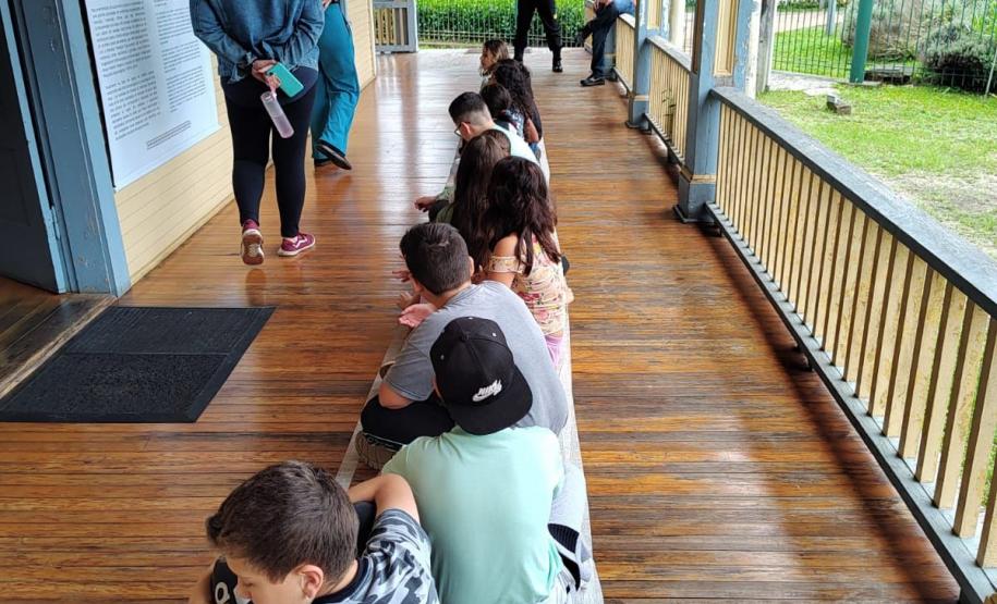 Alunos em projeção do tamanho real da canoa guarani “Ygá Mirî”.