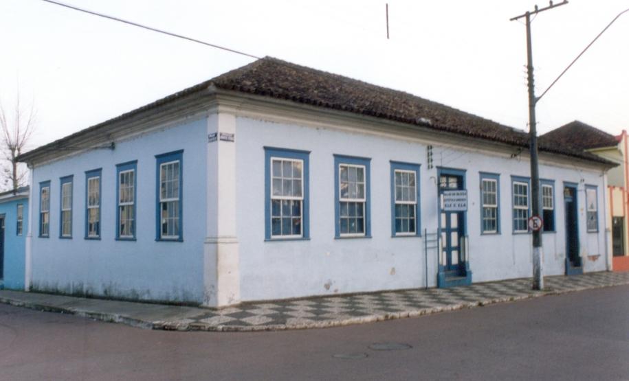 Casa azul de esquina