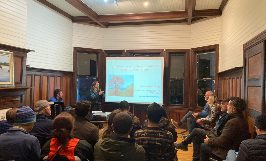 Palestra da arqueóloga Claudia Inês Parellada