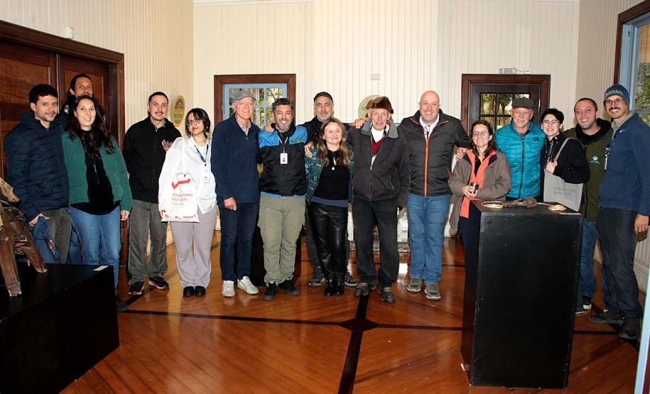 Palestrantes com o público presente na inauguração da exposição.