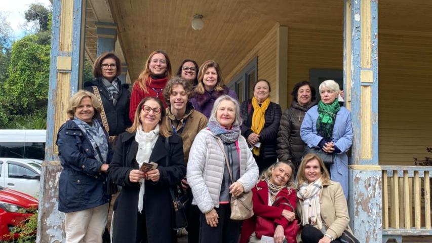 Fotografia com a equipe de História e a Visitante